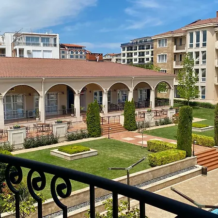 In Complex Atia شقة *